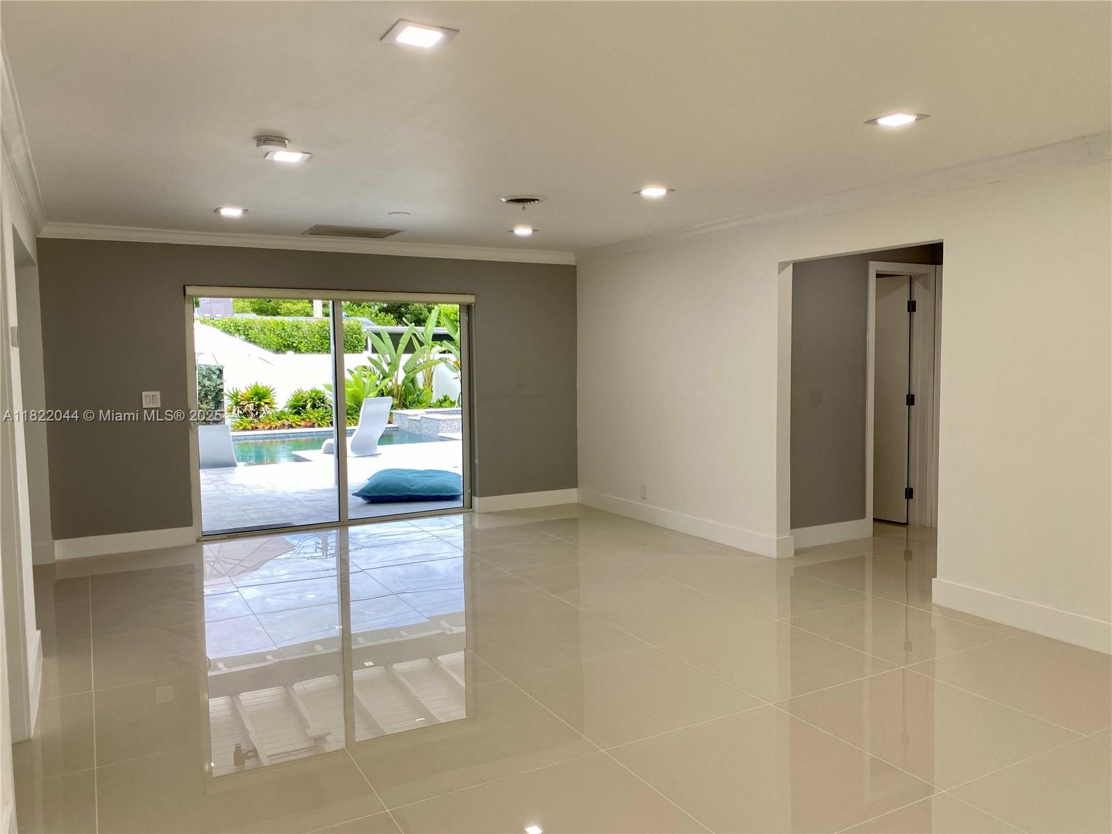 COUNTRY CLUB HOMES - Residential