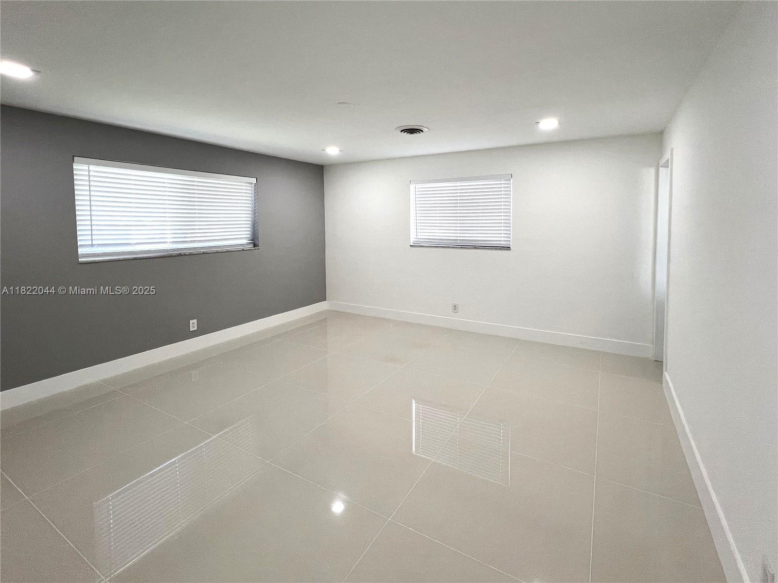 COUNTRY CLUB HOMES - Residential