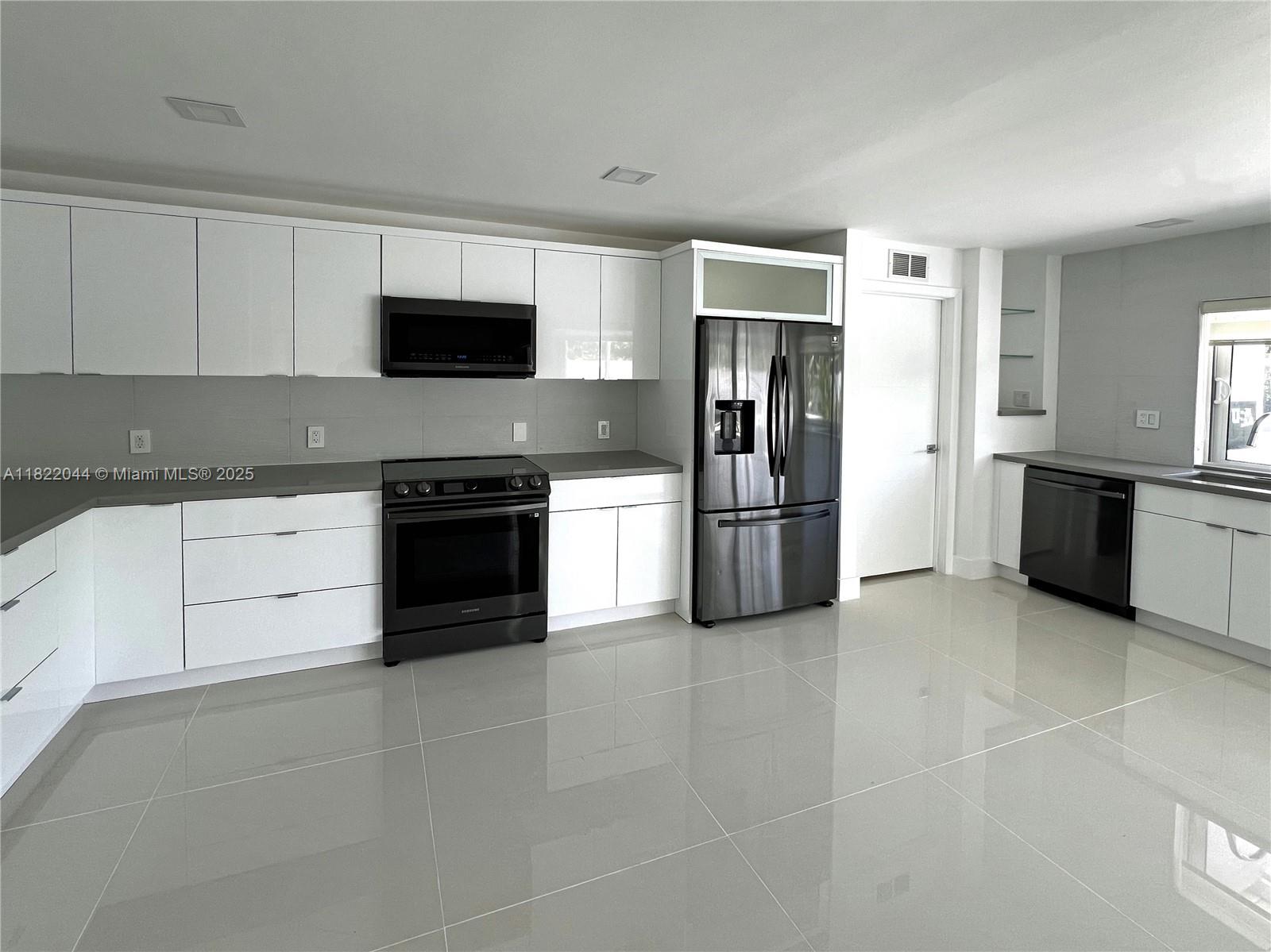 COUNTRY CLUB HOMES - Residential