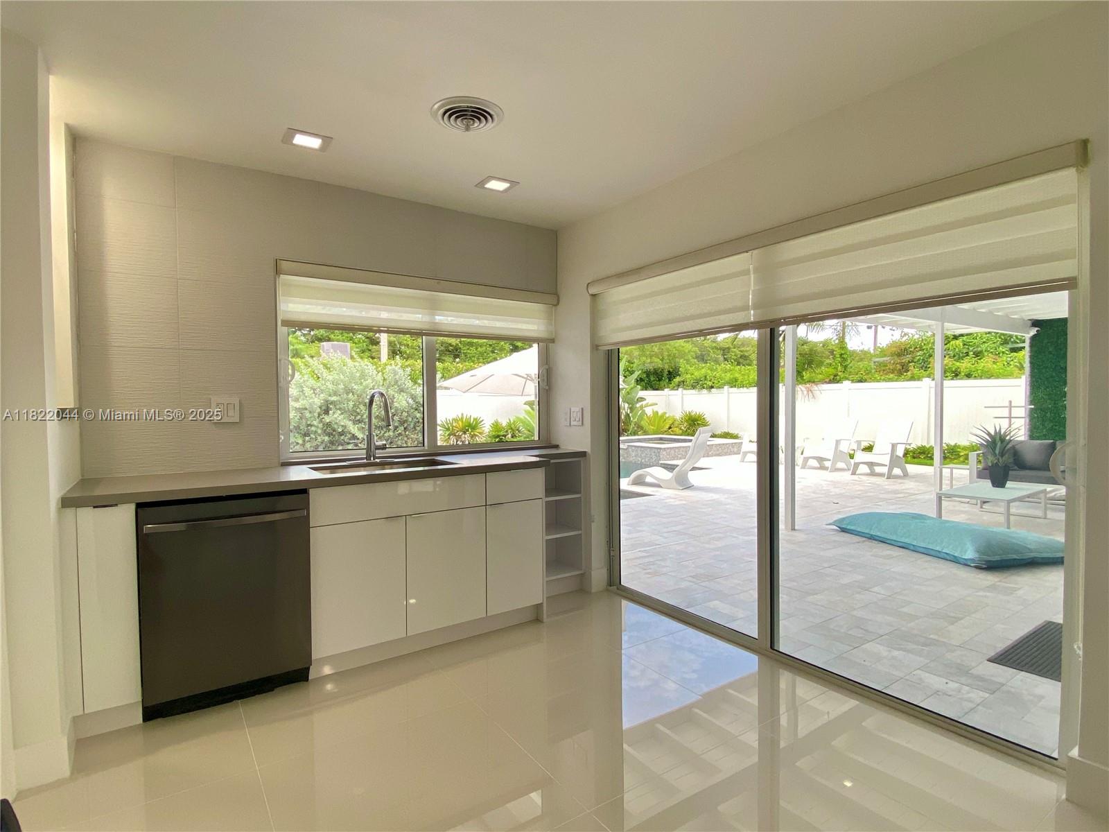 COUNTRY CLUB HOMES - Residential