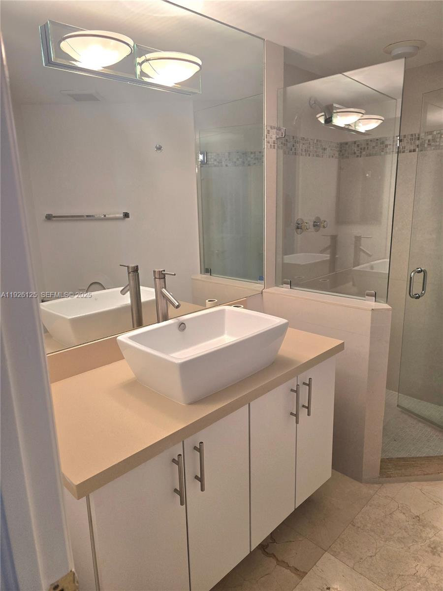 LA GORCE PALACE CONDO - Residential Lease