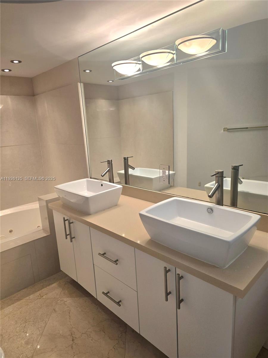 LA GORCE PALACE CONDO - Residential Lease