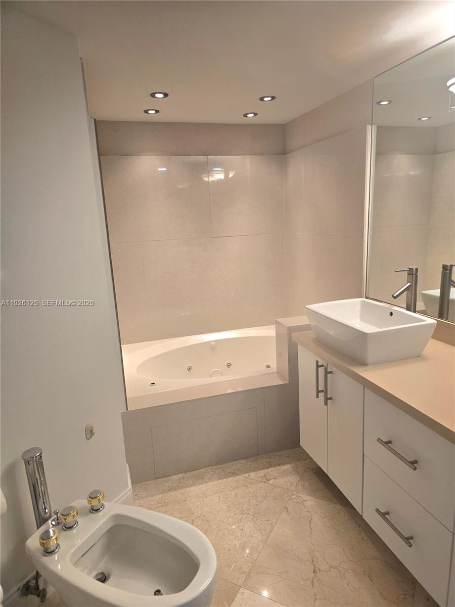 LA GORCE PALACE CONDO - Residential Lease