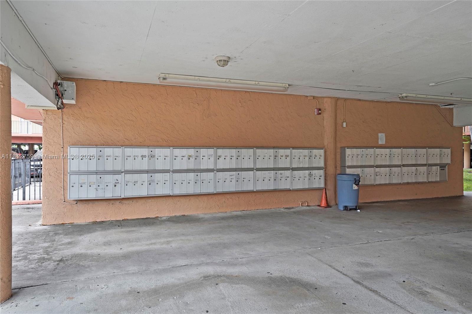PALM-WEST GARDENS CONDO - Residential