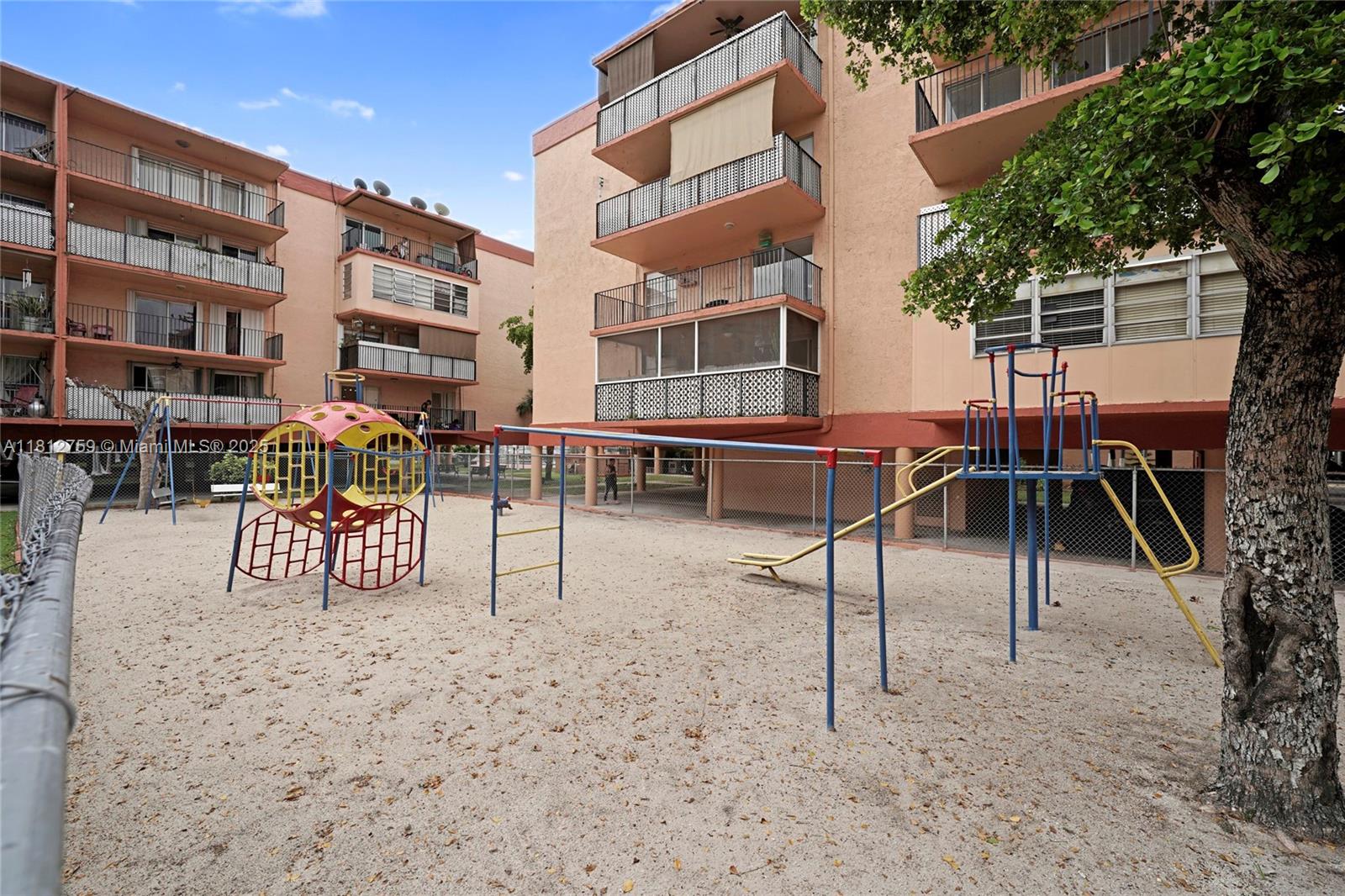 PALM-WEST GARDENS CONDO - Residential