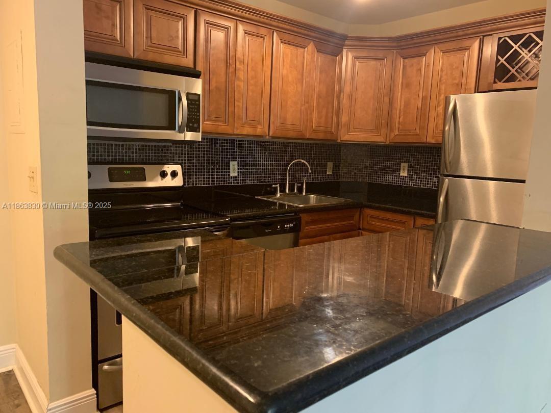 REMODELED 2 BEDROOM 1 BATH SECOND FLOOR WALK UP. OFF NOB HILL ROAD IN PLANTATION.
CLEAN AND READY FOR NEW TENANT. ASSOCIATION REQUIRES ONLY 2 RESIDENTS IN UNIT.
WASHER DRYER IN UTILITY OFF PATIO. WATER AND TRASH INCLUDED.