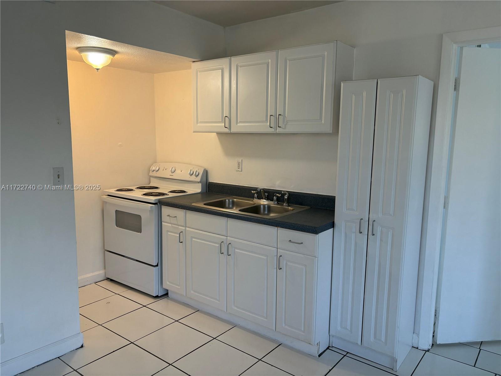 4301 Nw 19th St 6, Lauderhill, Miami-Dade County, Florida - 1 Bedrooms  
1 Bathrooms - 