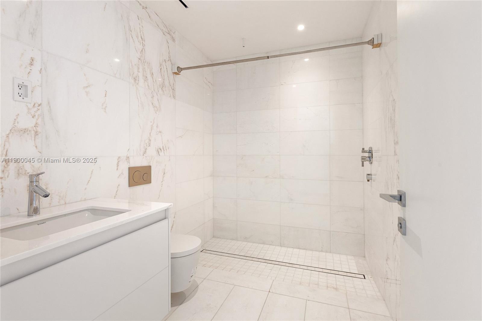 300 BISCAYNE BLVD WAY COND - Residential