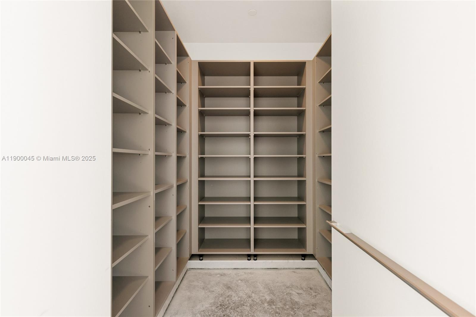 300 BISCAYNE BLVD WAY COND - Residential