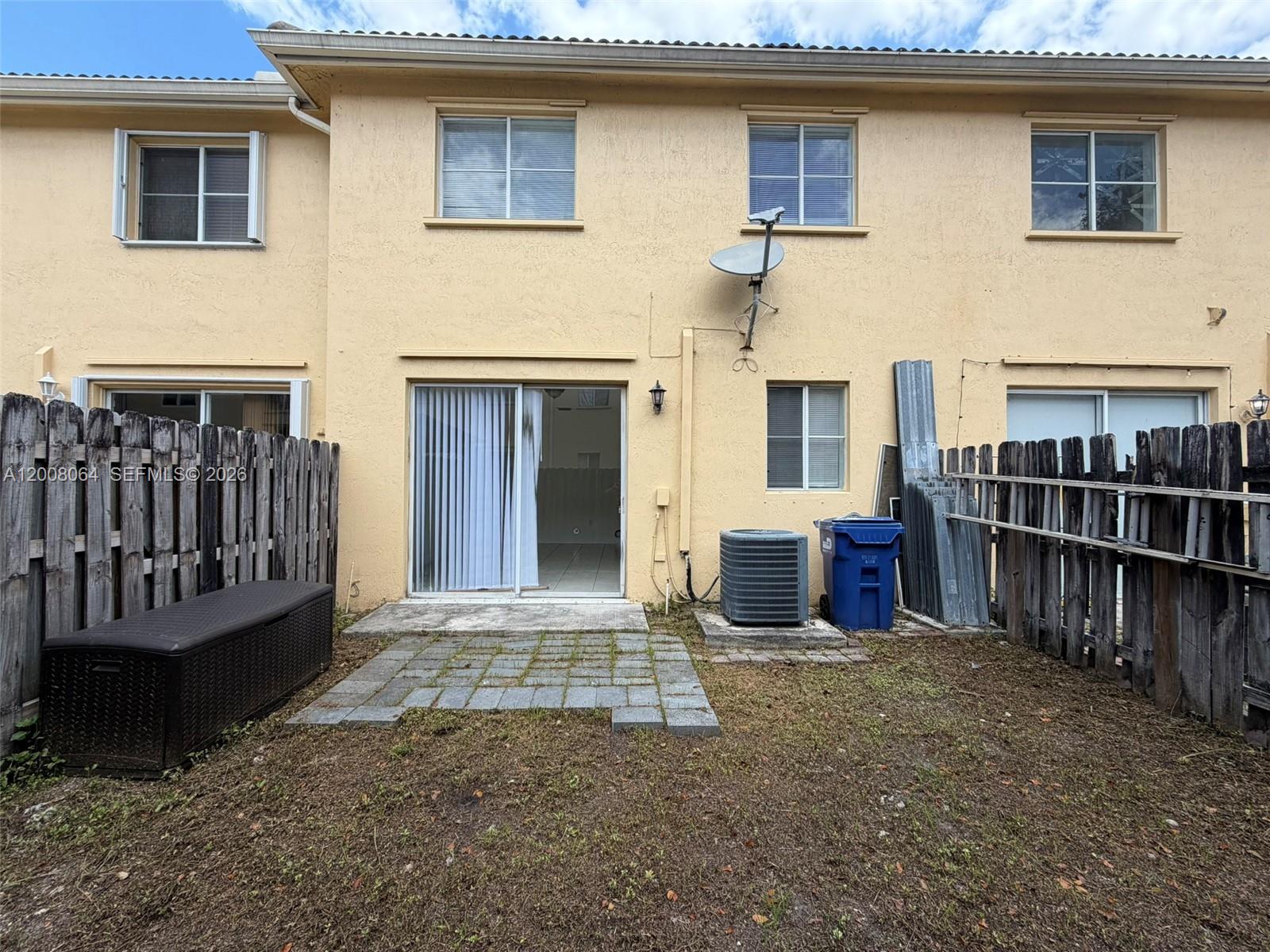 SHOMA VILLAS I AT COUNTRY - Residential