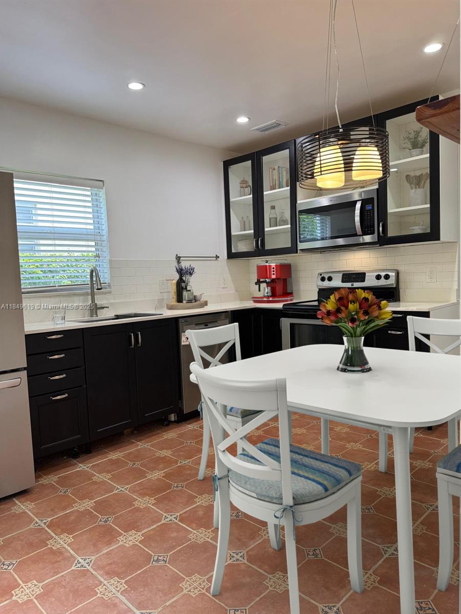 912 Wallace St, Coral Gables, FL, 33134/$965,000 4 912 Wallace St