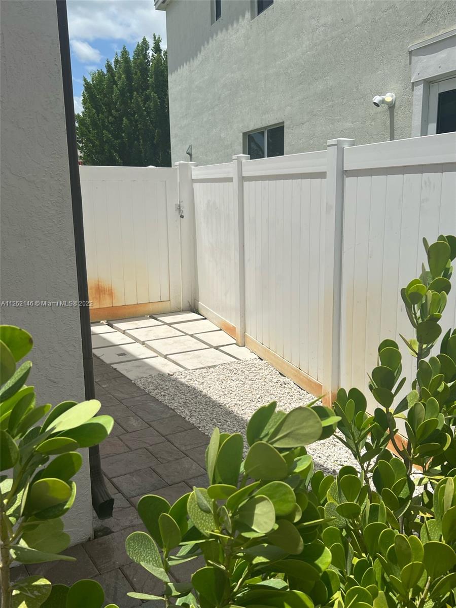 KENDALL COMMONS - Residential Lease