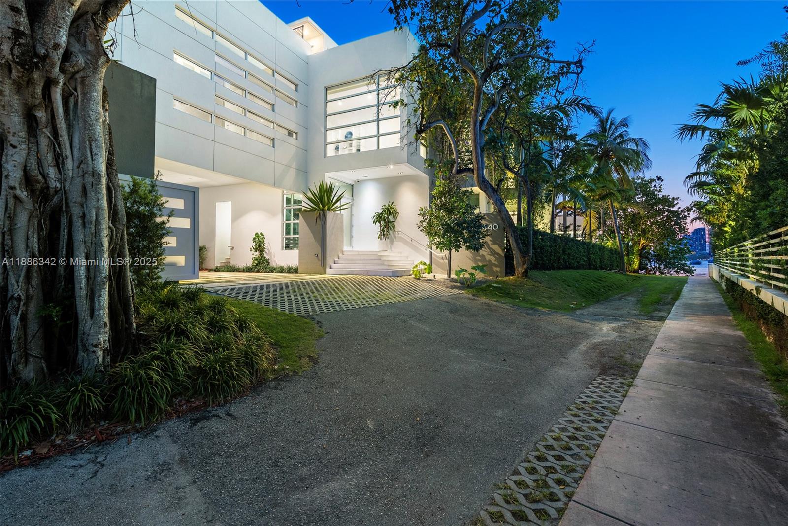 440 S Hibiscus Dr