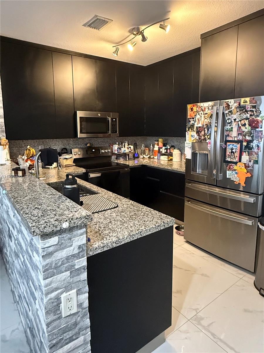 KENDALL GREENS CONDO - Residential Lease