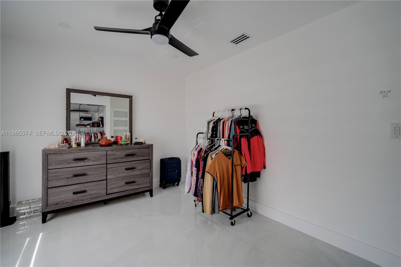 SHORES LINDGREN - Residential