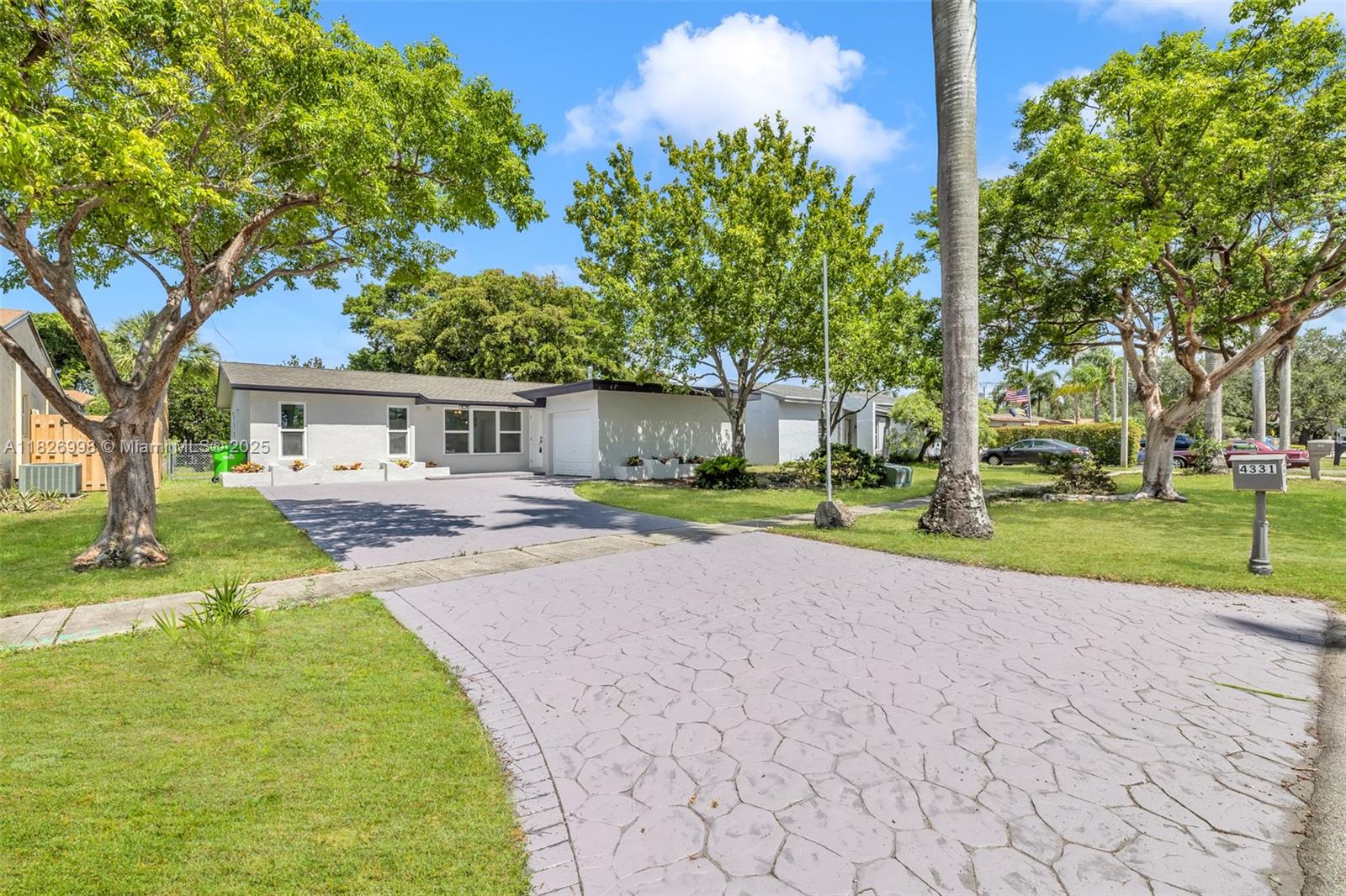4331 NW 115th Terr., Sunrise, FL, 33323/$565,000 1 4331 NW 115th Terr.