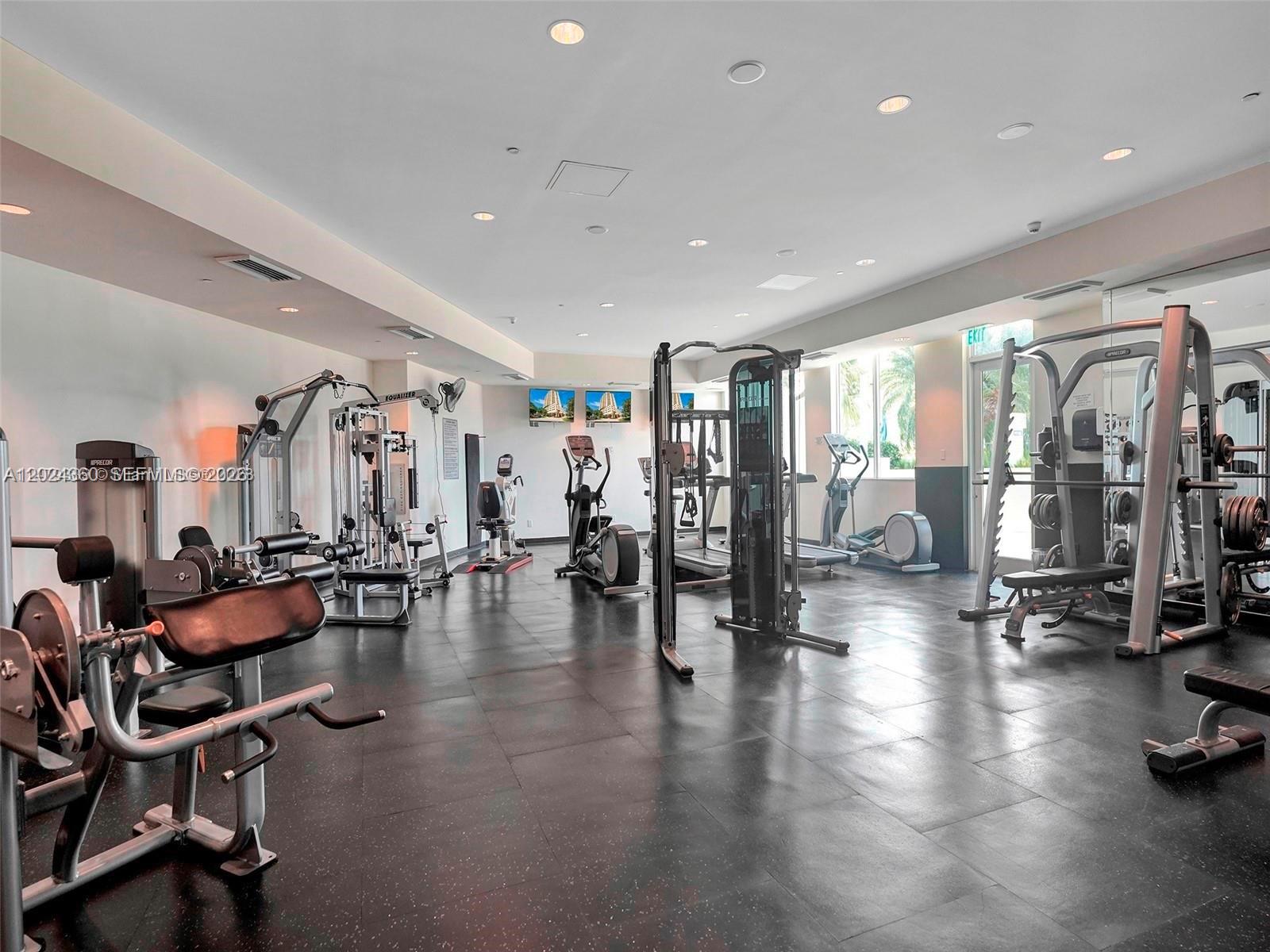 THE METROPOLITAN CONDO - Residential Lease