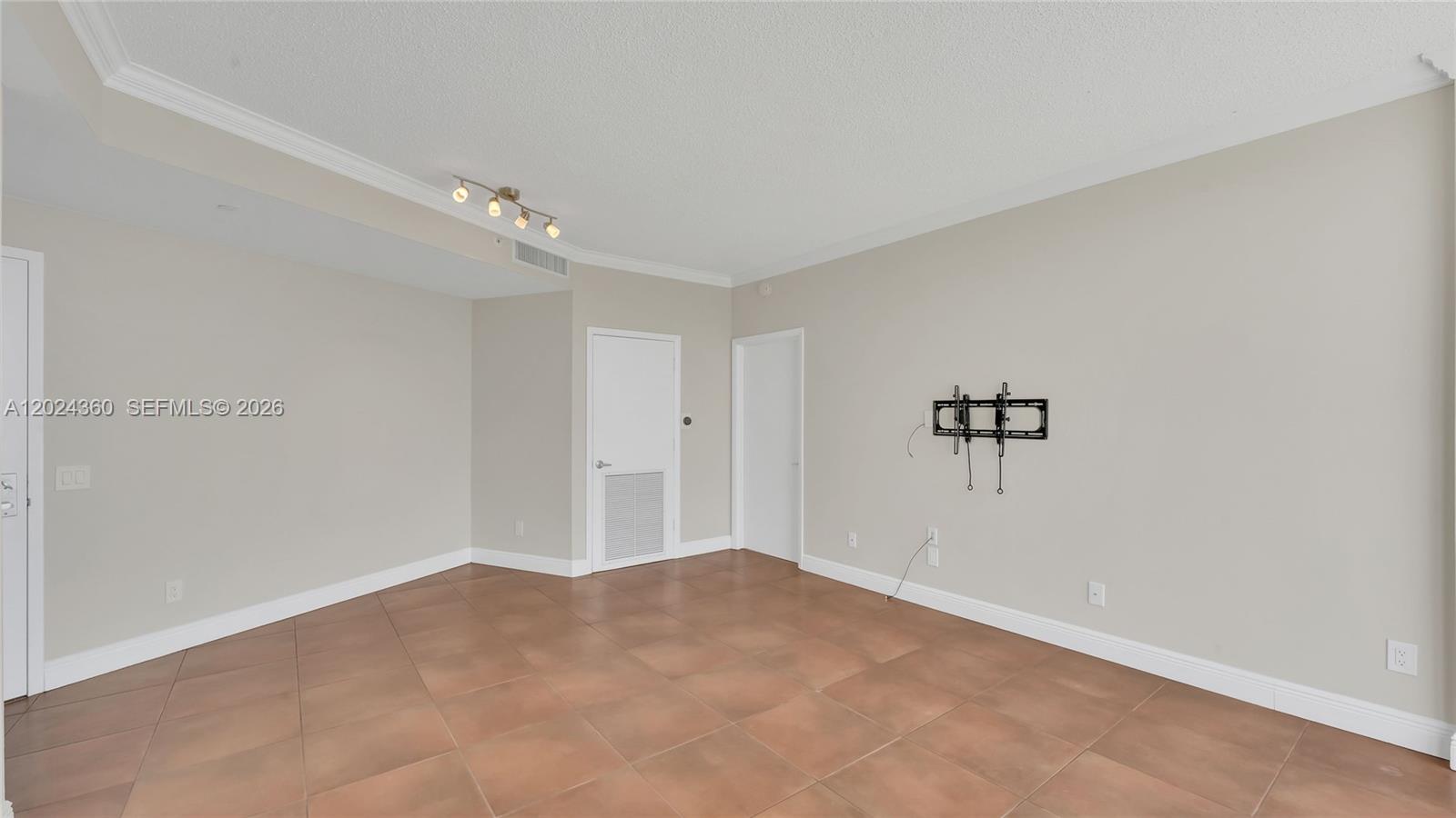 THE METROPOLITAN CONDO - Residential Lease