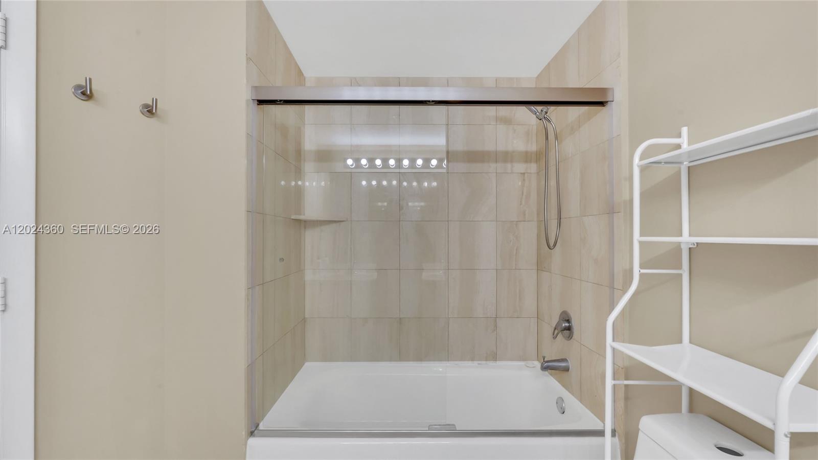 THE METROPOLITAN CONDO - Residential Lease