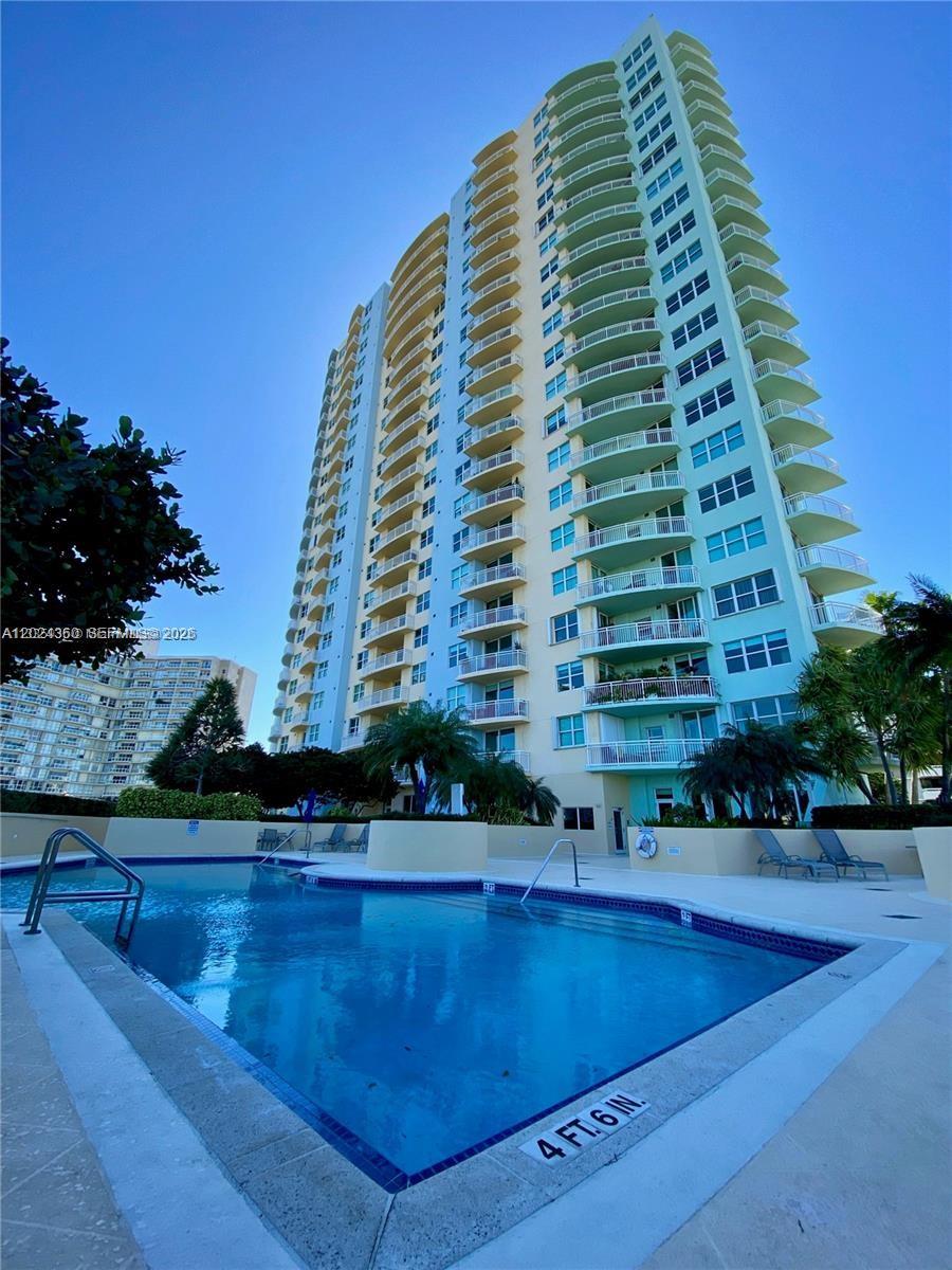 THE METROPOLITAN CONDO - Residential Lease