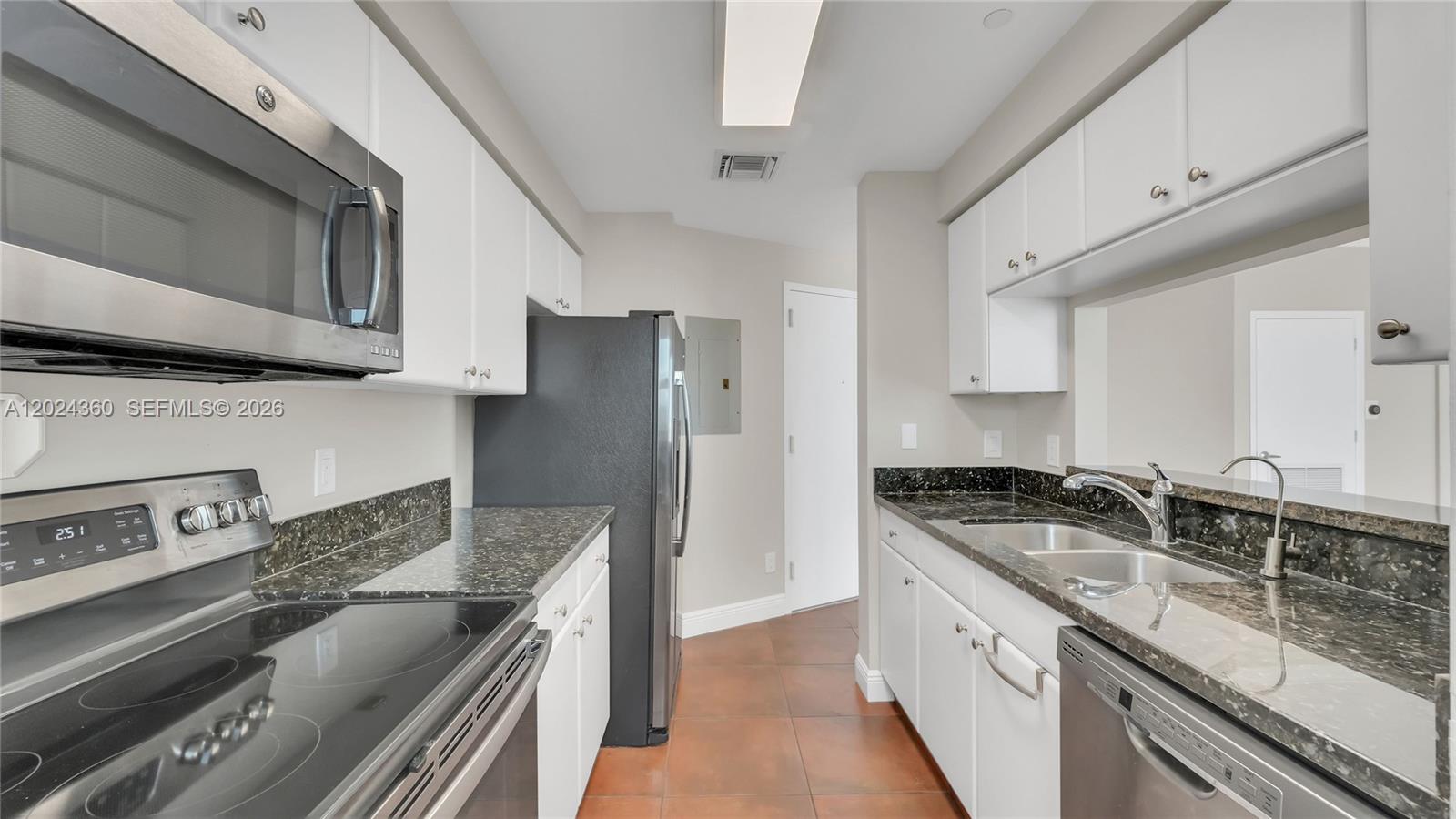 THE METROPOLITAN CONDO - Residential Lease