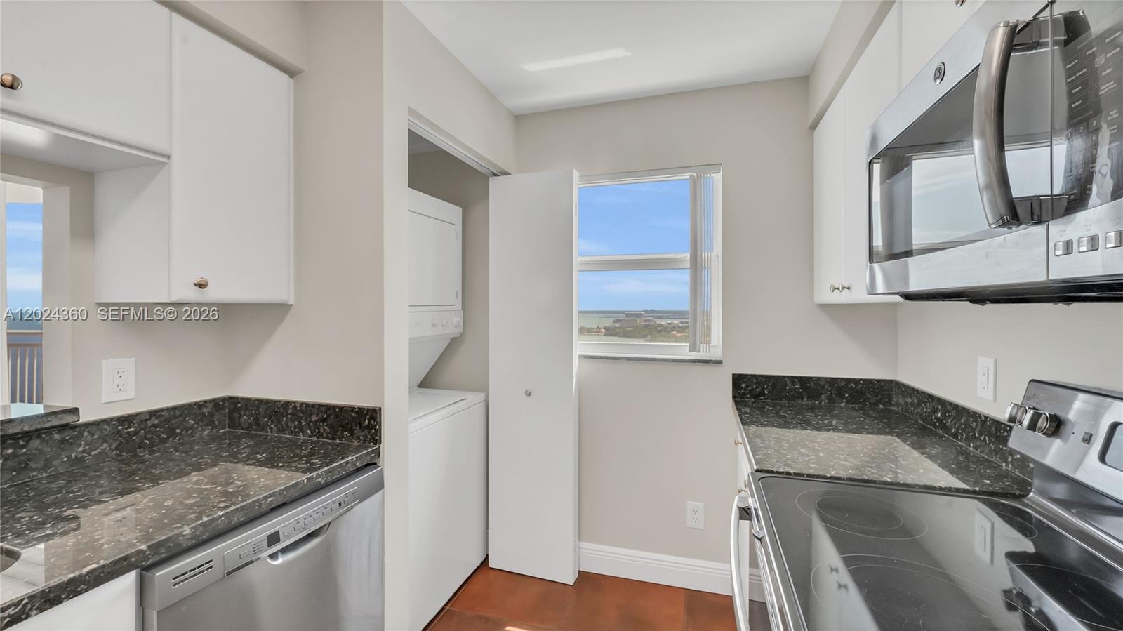 THE METROPOLITAN CONDO - Residential Lease