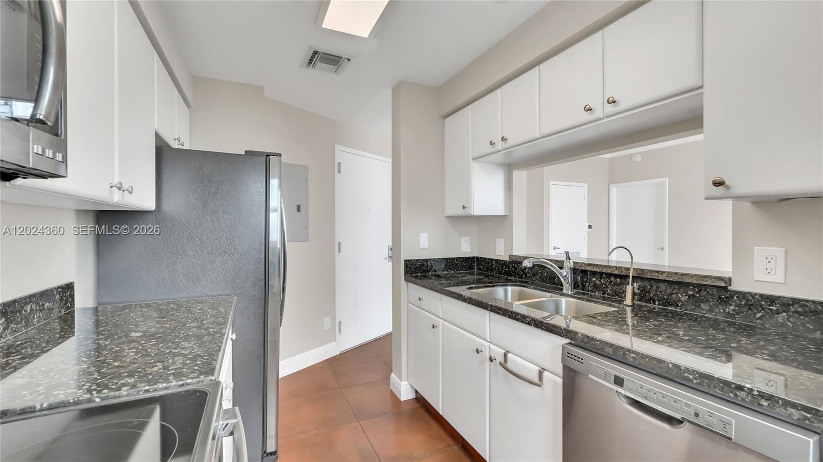 THE METROPOLITAN CONDO - Residential Lease