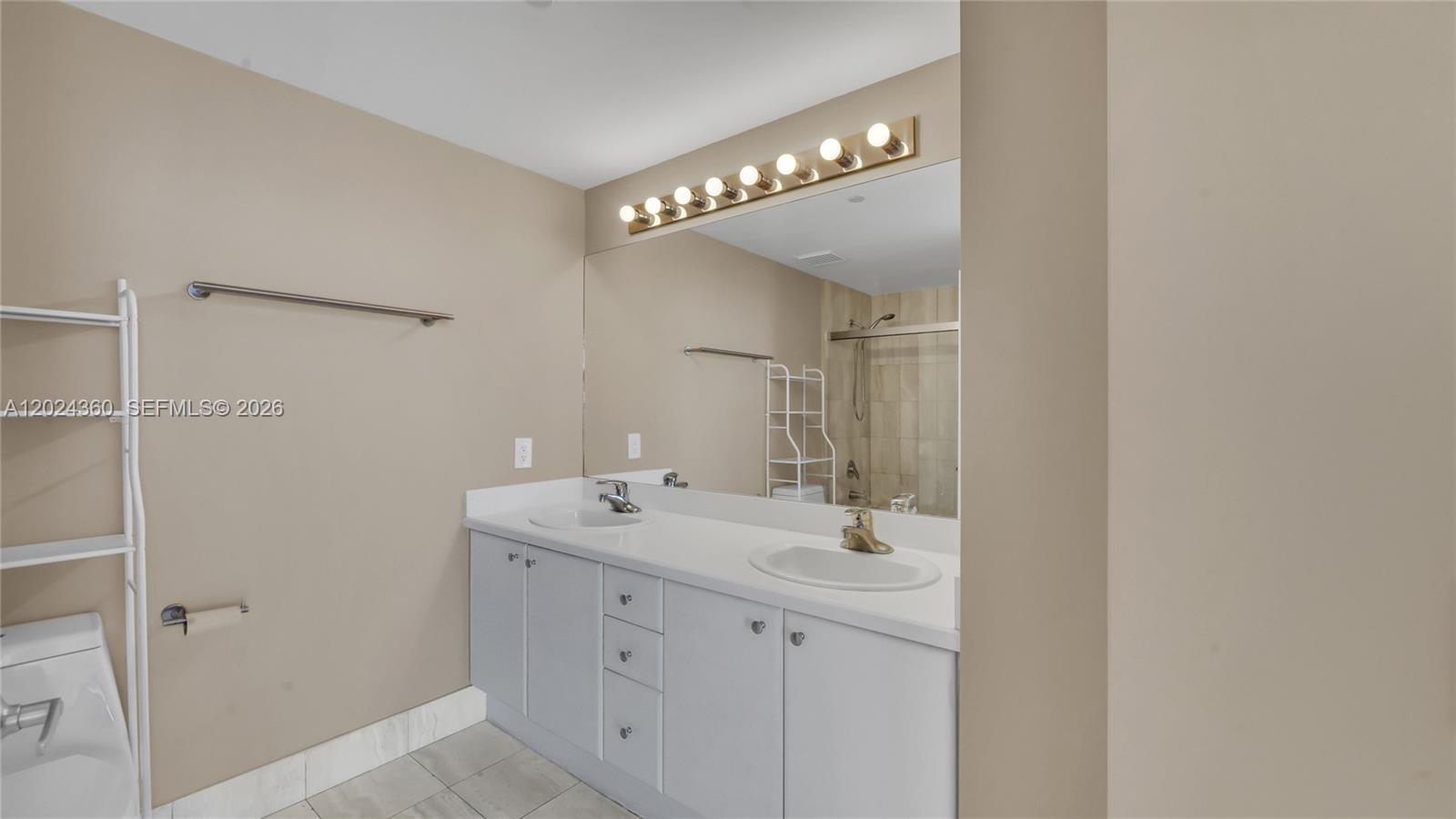 THE METROPOLITAN CONDO - Residential Lease