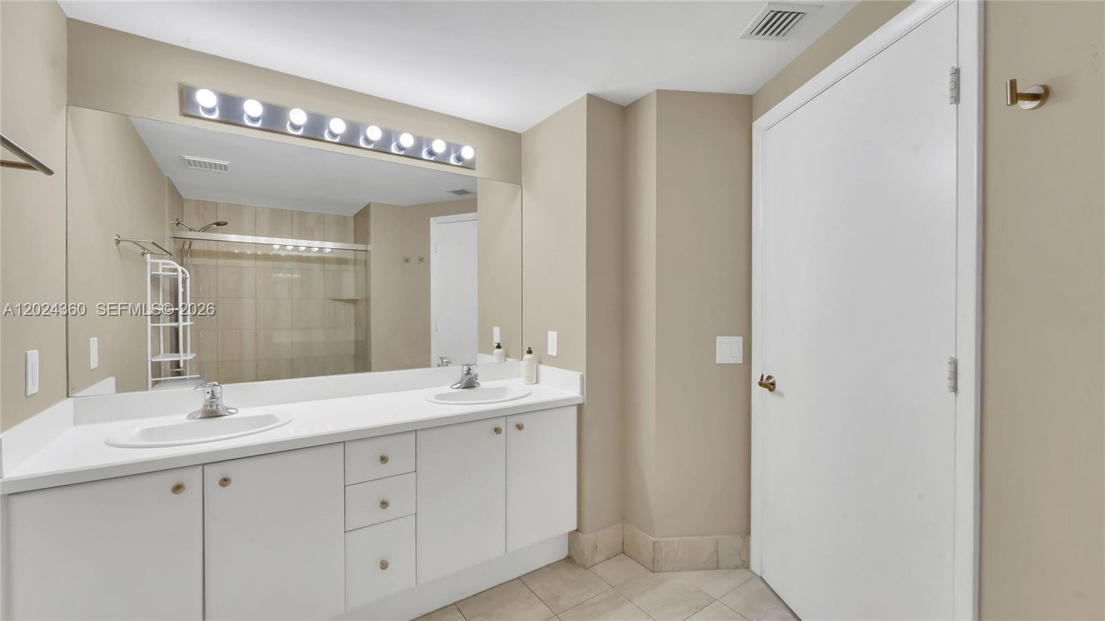 THE METROPOLITAN CONDO - Residential Lease