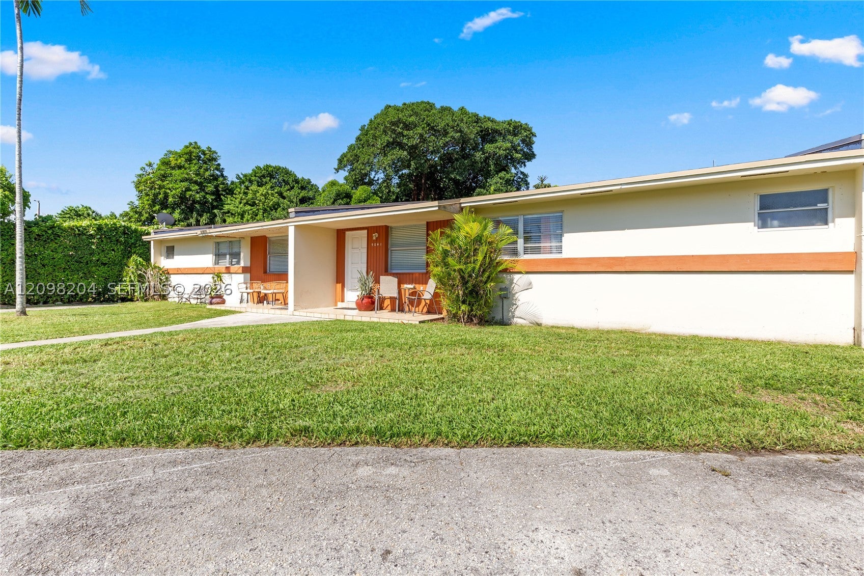9041 SW 42nd St, Miami, FL, 33165/$925,000 4 9041 SW 42nd St