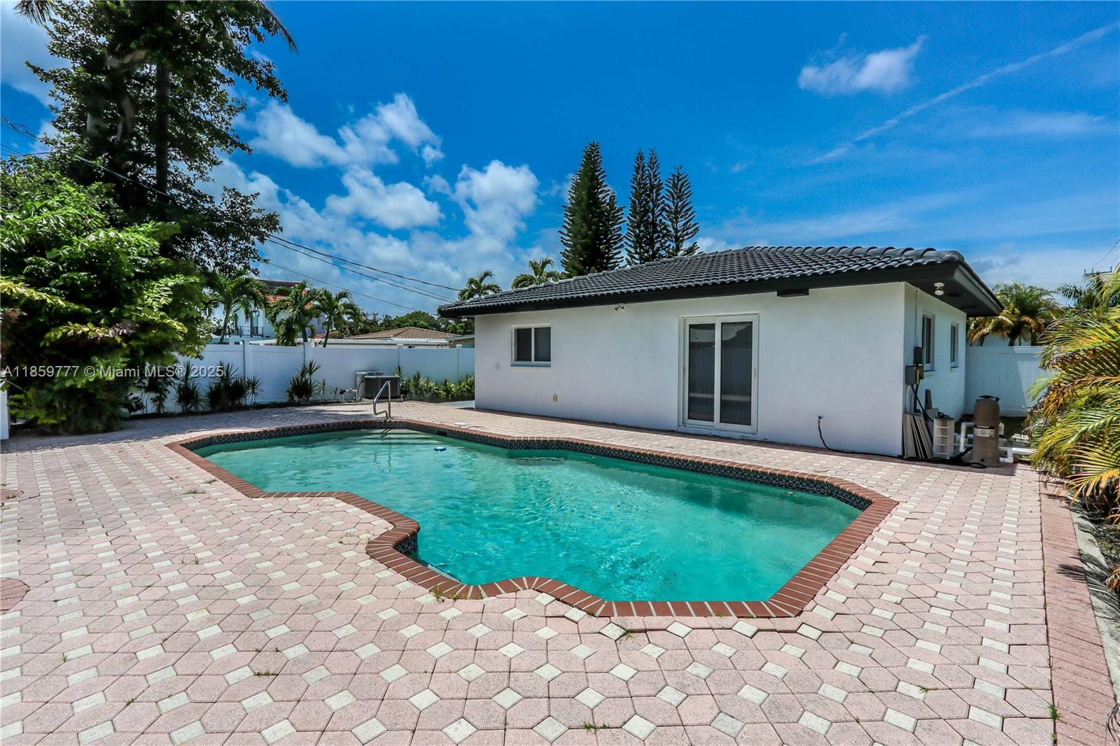 1110 S 14th Ave