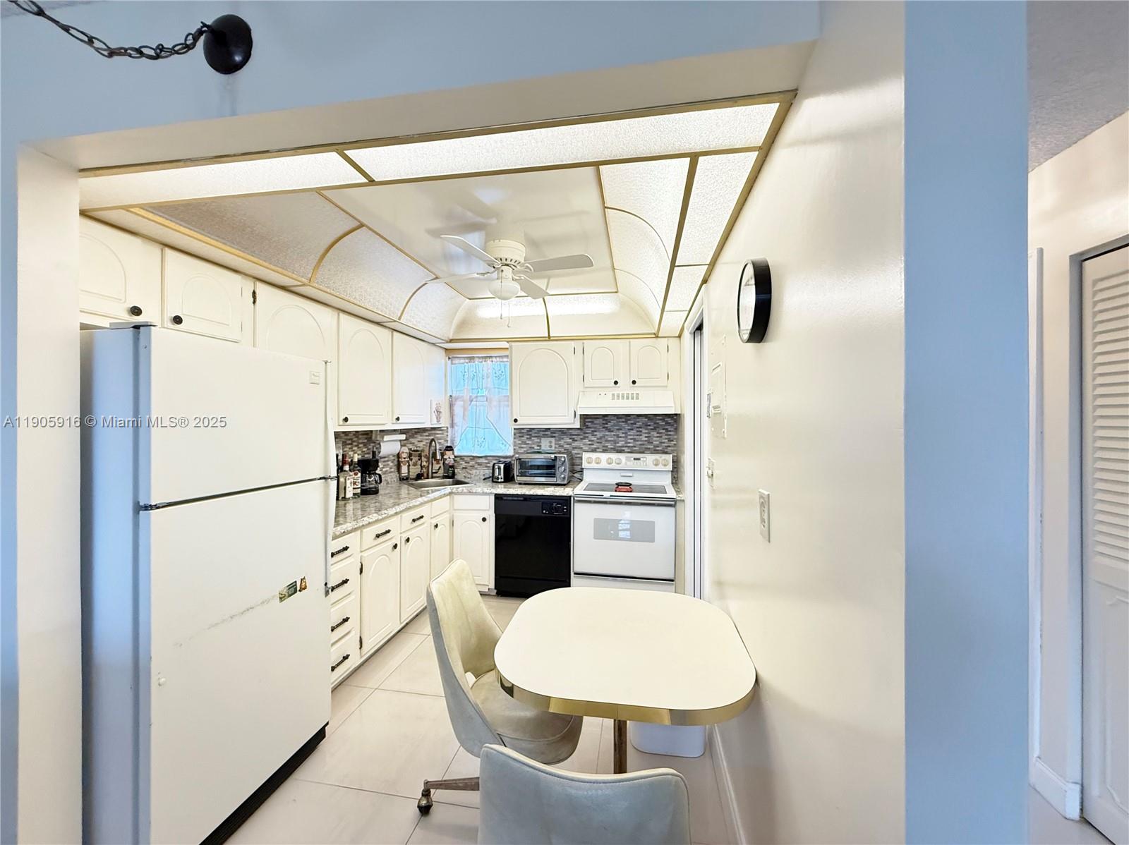 HOLLYBROOK GOLF AND - Residential Lease