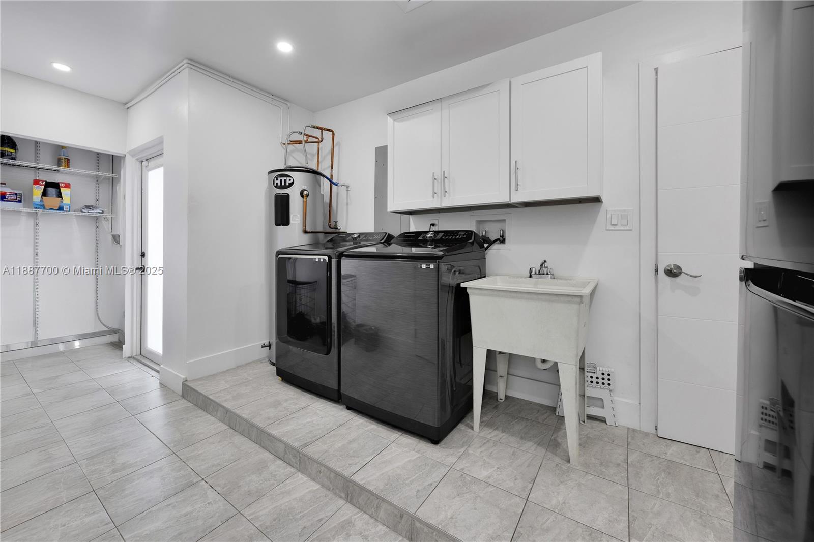HOLLYWOOD HILLS AMEN PLAT - Residential Lease