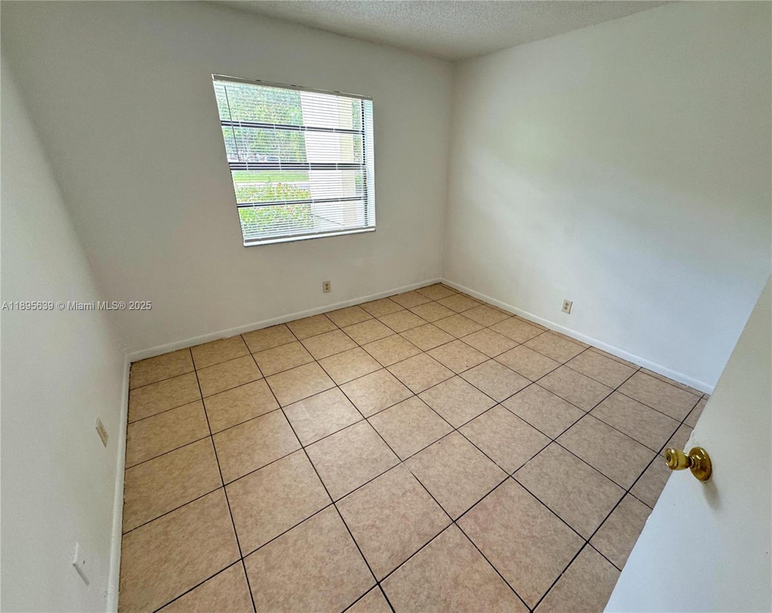 CASTLEWOOD - Residential Lease