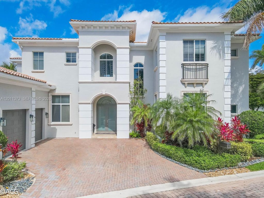 Photo of 1480 Windjammer Way, Hollywood, FL 33019 (MLS # A12011373)