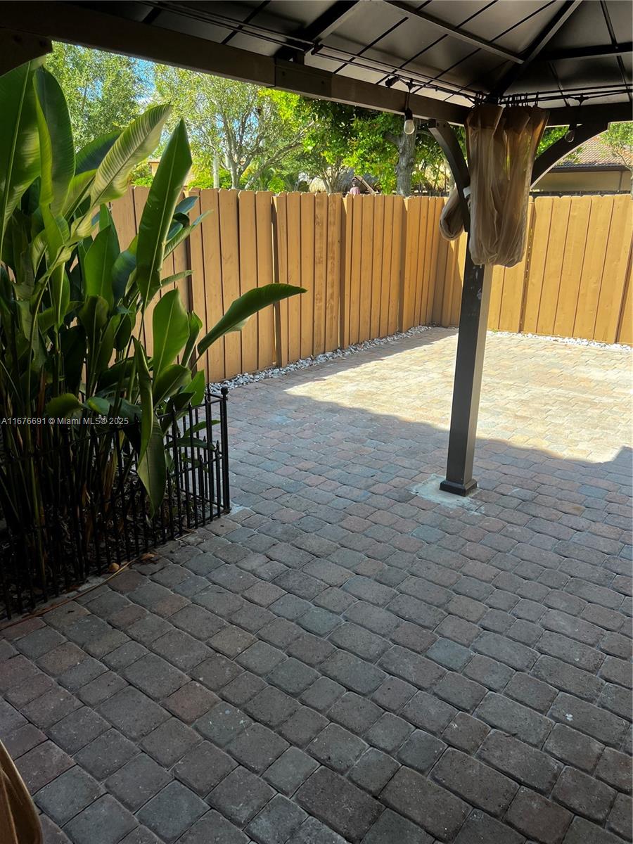 BAYWINDS OF GALAPAGOS FIR - Residential