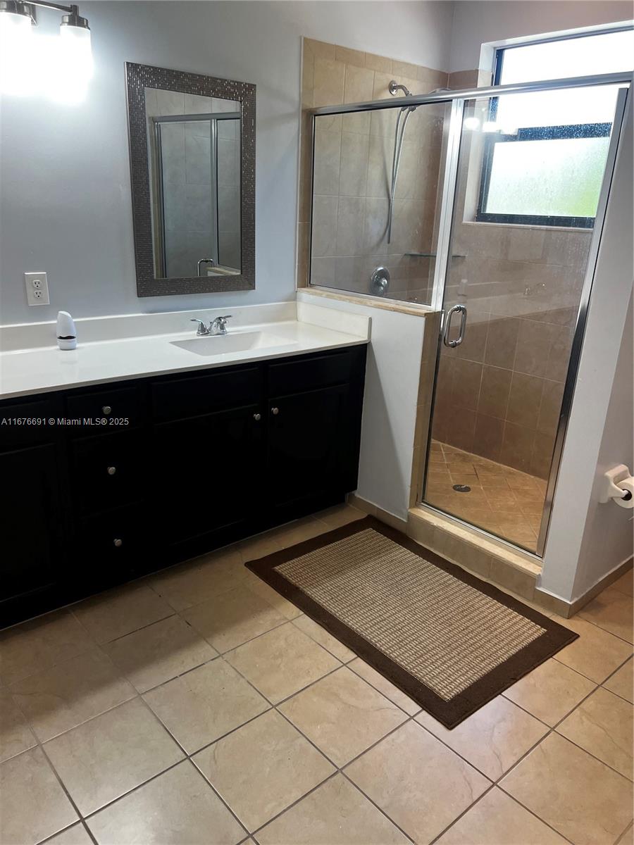 BAYWINDS OF GALAPAGOS FIR - Residential