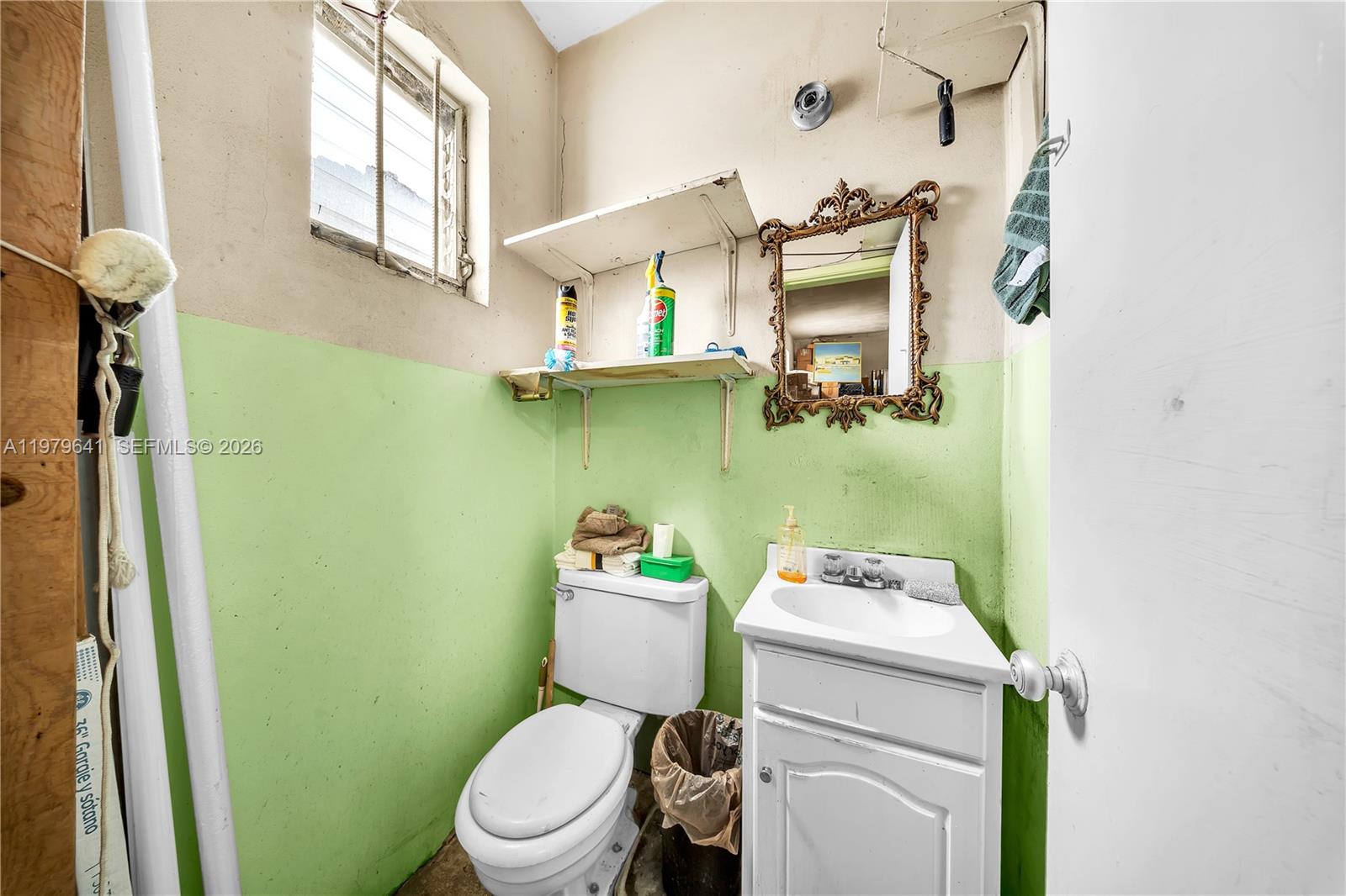 Main image without alt text