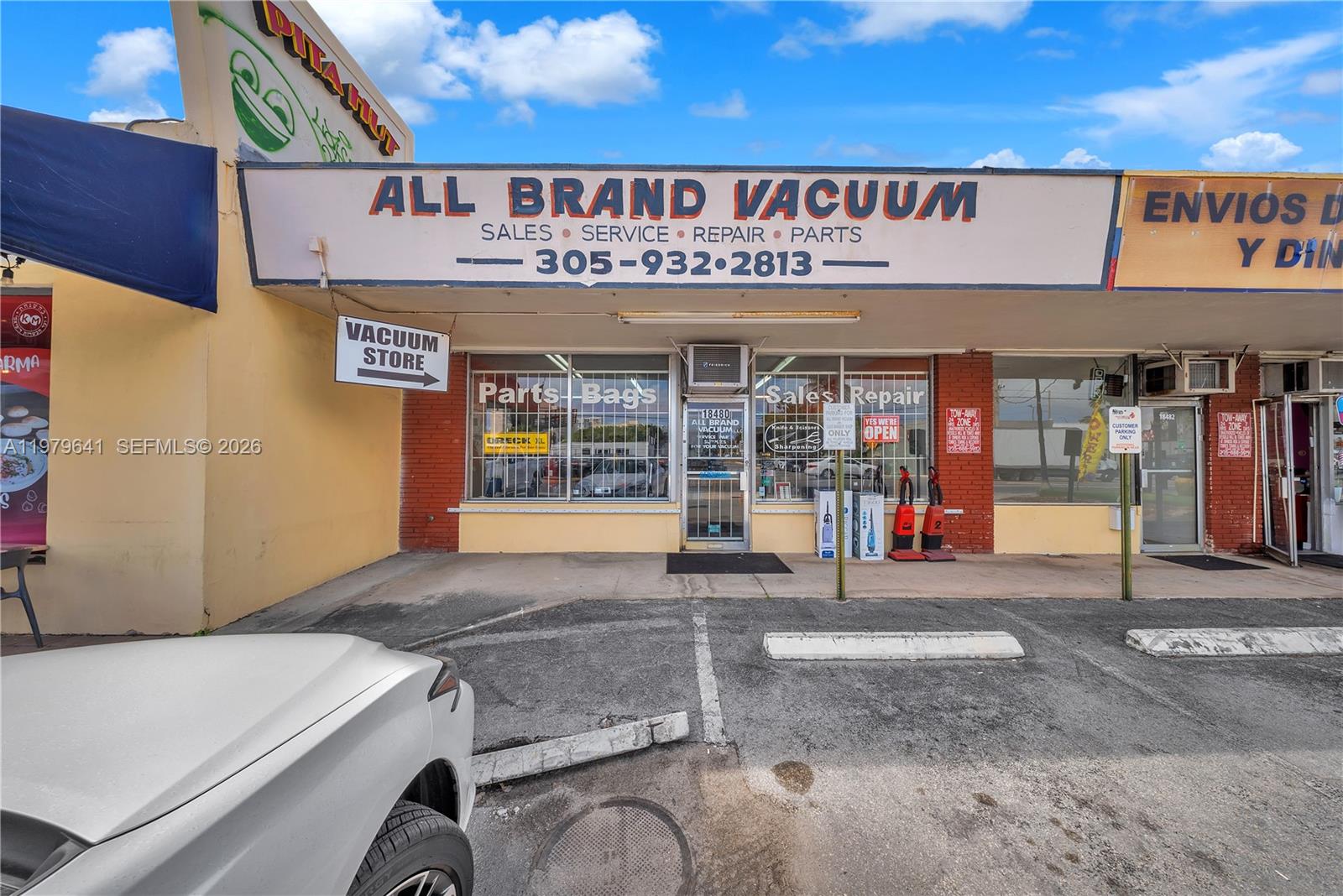 Main image without alt text