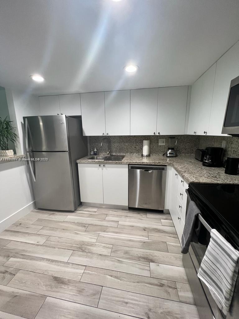 100 Lakeview Dr 303, Weston, Broward County, Florida - 1 Bedrooms  
2 Bathrooms - 