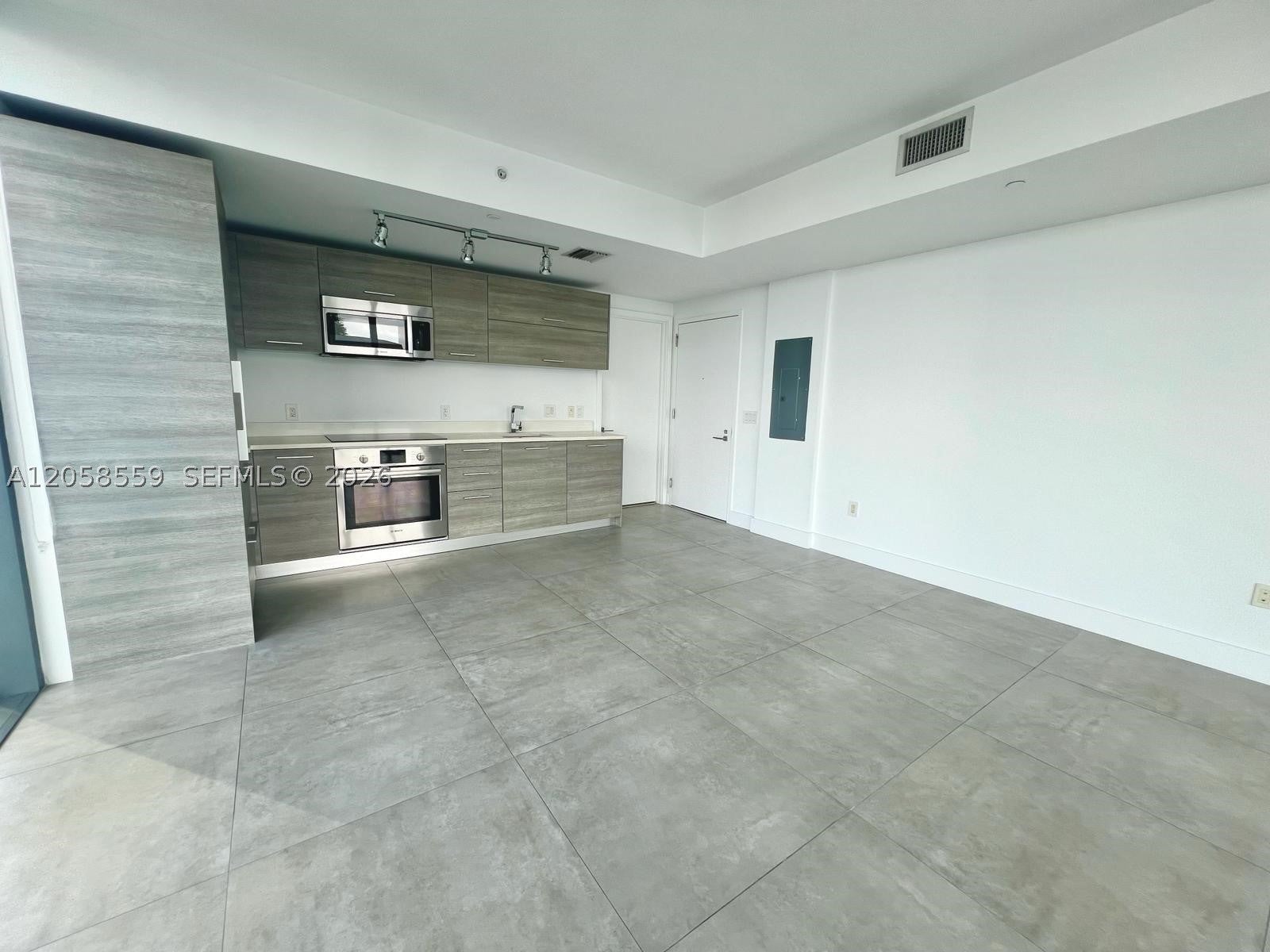 650 NE 32nd St 908