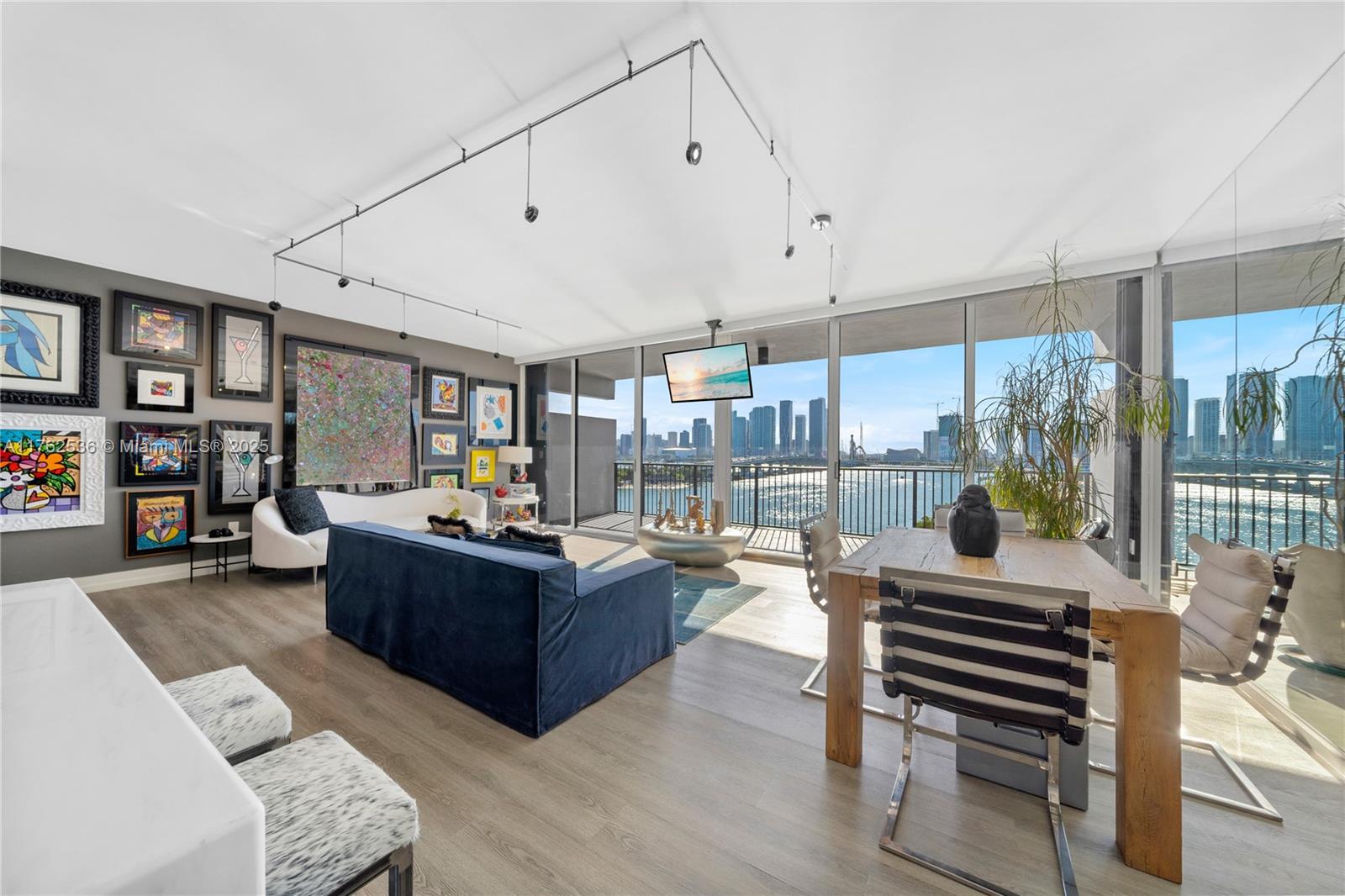 ONE THOUSAND VENETIAN WAY - Residential