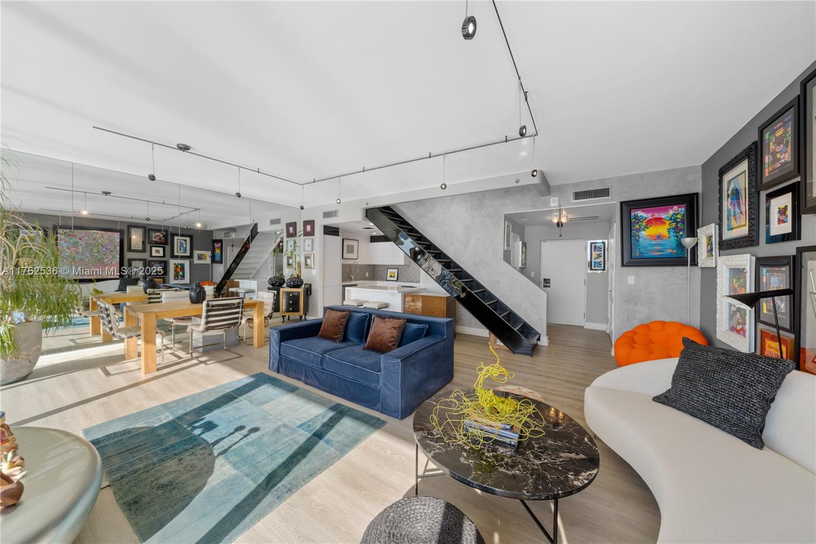 1000 Venetian Way 810