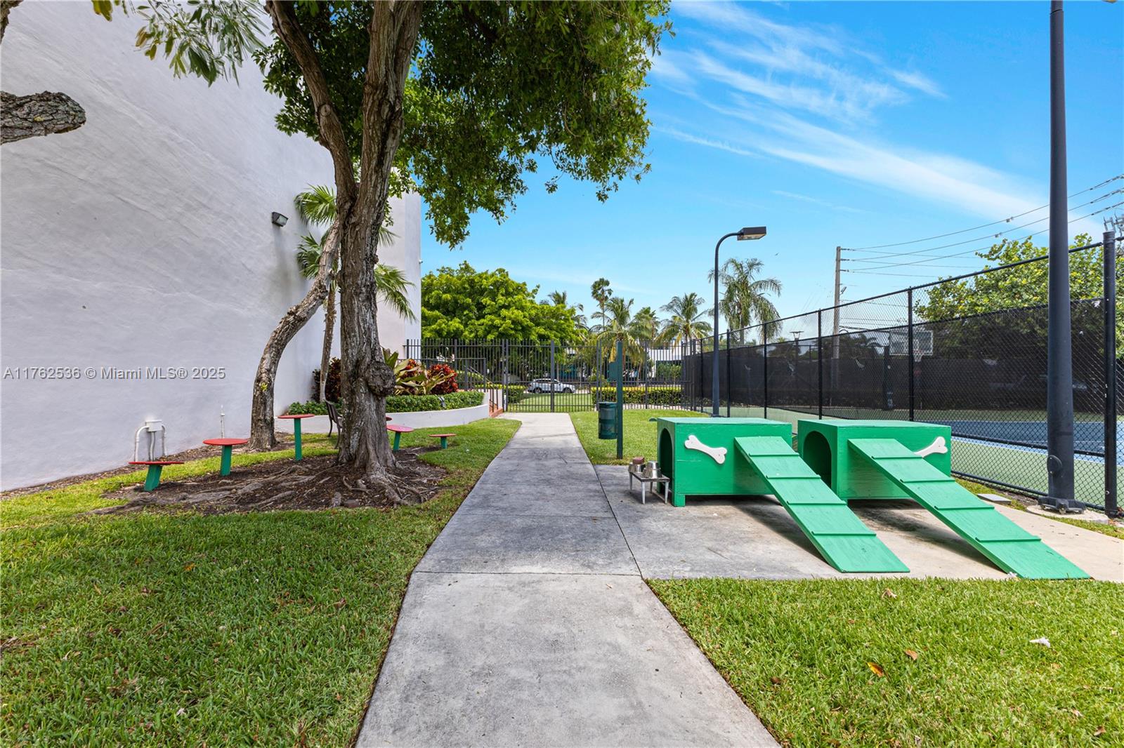 ONE THOUSAND VENETIAN WAY - Residential