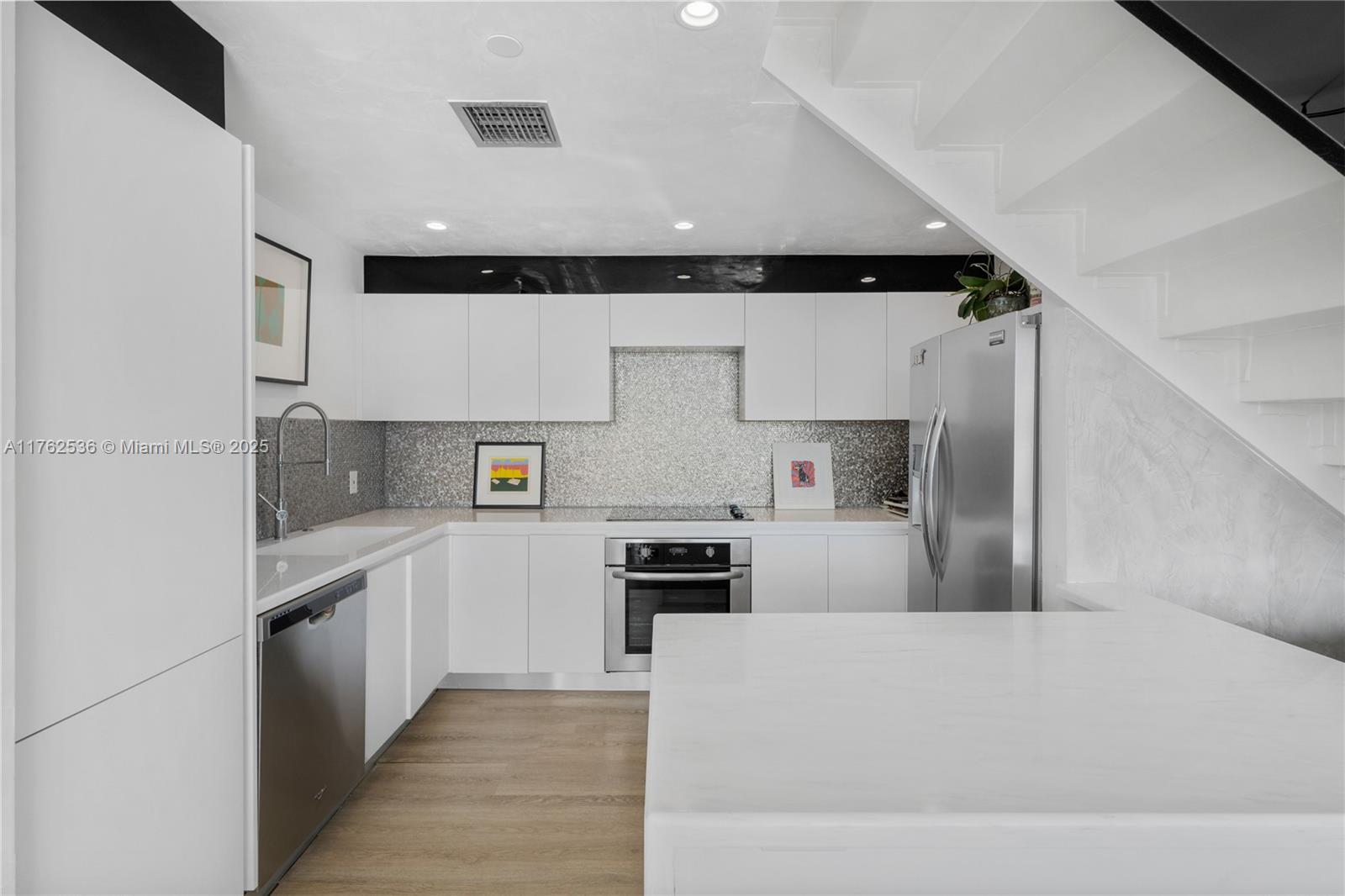 1000 Venetian Way 810