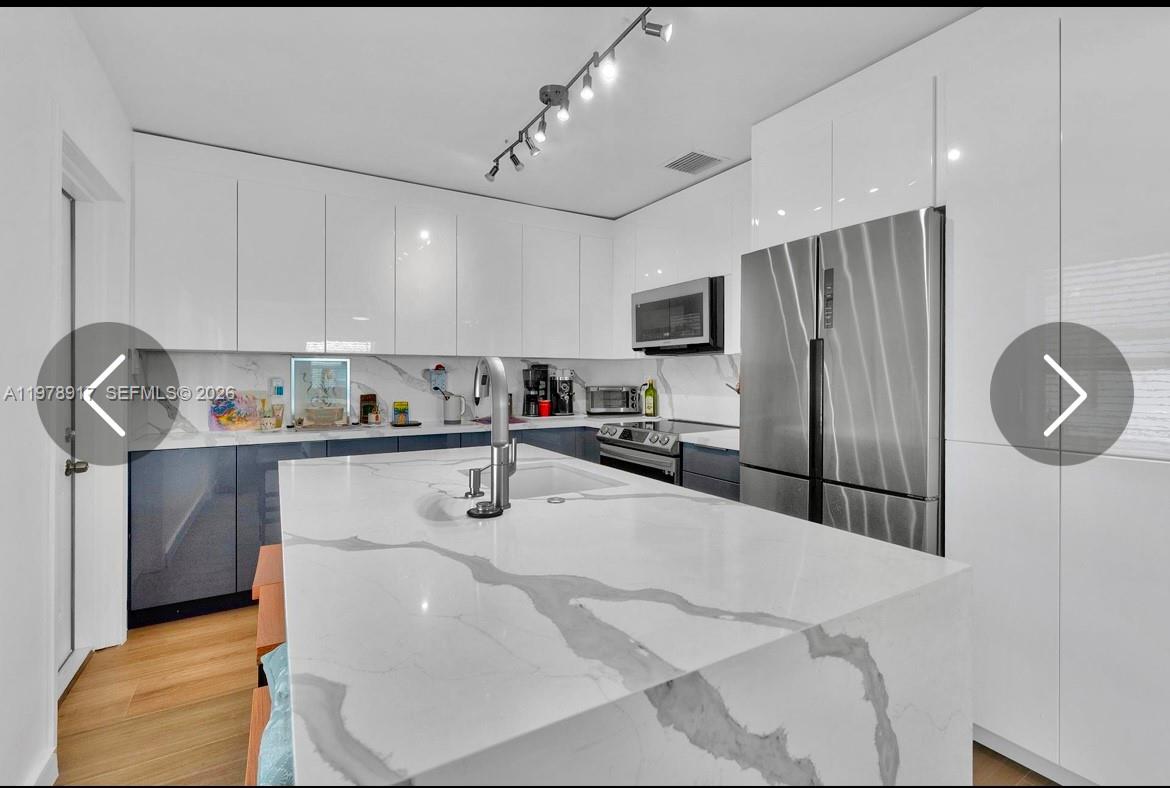 HOLLYWOOD - Residential Lease