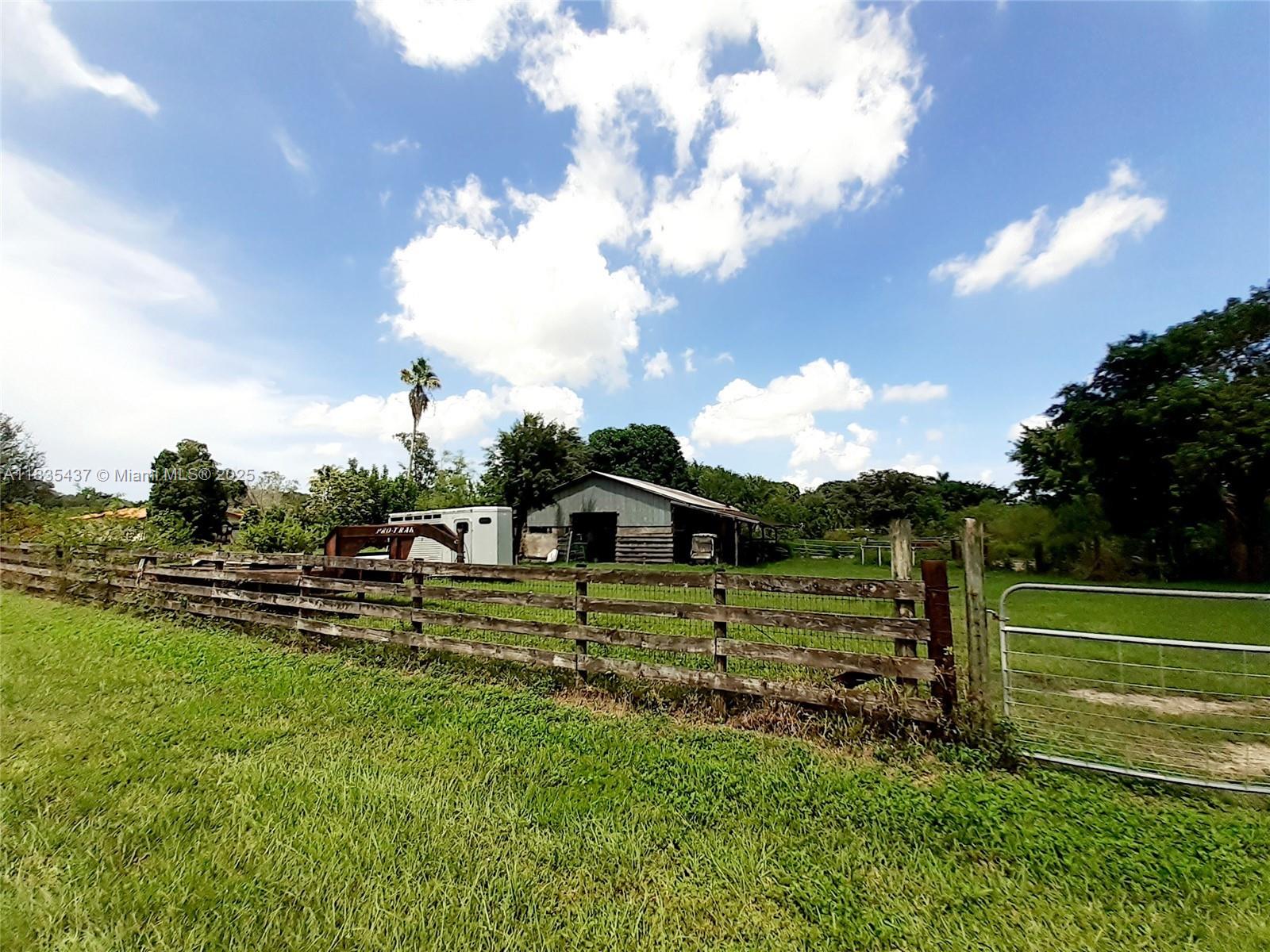 13851 SW 26th St, Davie, FL, 33325/$1,399,900 4 13851 SW 26th St