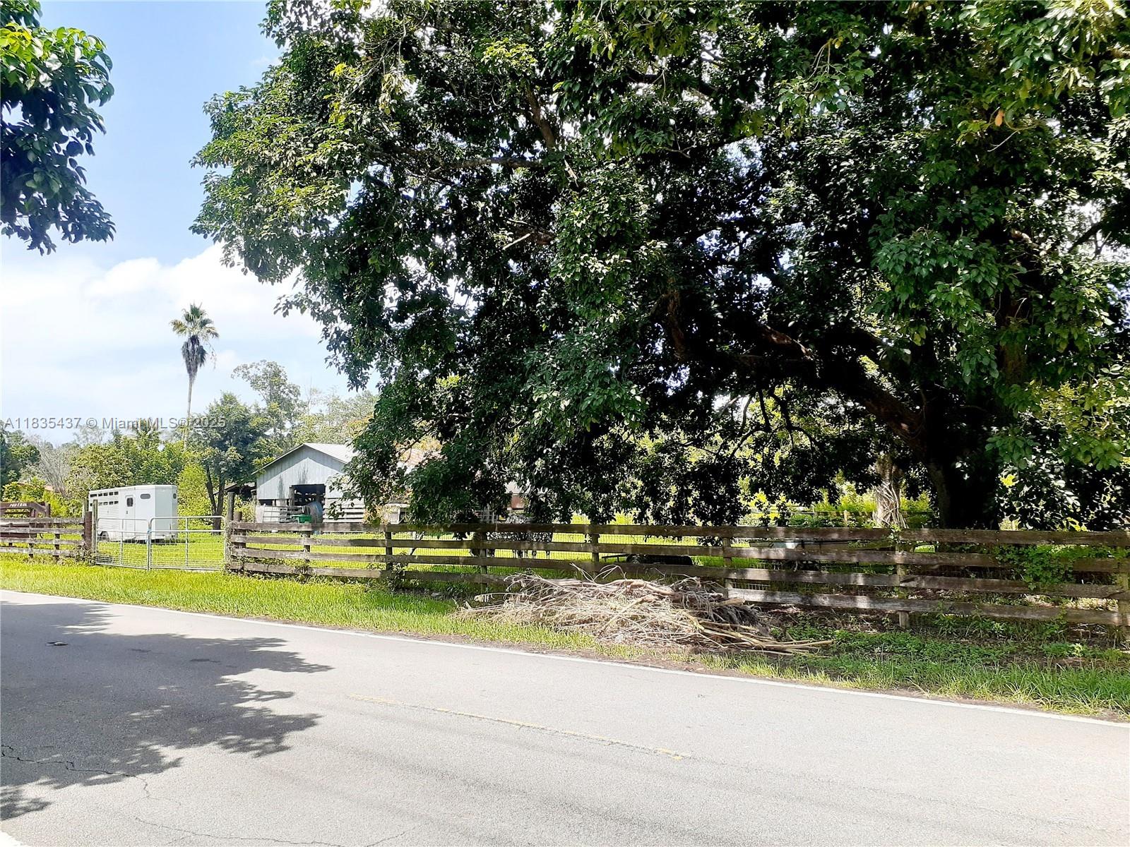13851 SW 26th St, Davie, FL, 33325/$1,399,900 2 13851 SW 26th St
