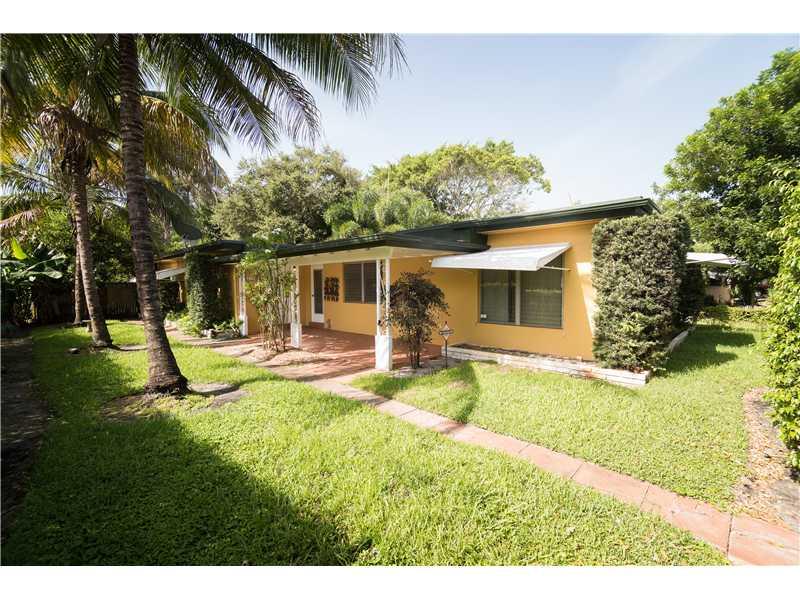 NICE AND UPDATED 2/1 IN SOUGHT AFTER RIO VISTA .HAS VERY PRIVATE FRONT AND BACK YARD ,FEELS LIKE HAVING YOUR OWN SINGLE FAMILY HOME AND PLENTY OF PARKING !! PRIVATE LAUNDRY ROOM ,SPANISH TILE THROUGH OUT .WALK TO A RATED SCHOOLS,GROCERY,BEACHES,BARS/REST AURANTS,LAS OLAS AND DOWNTOWN FORT LAUD!