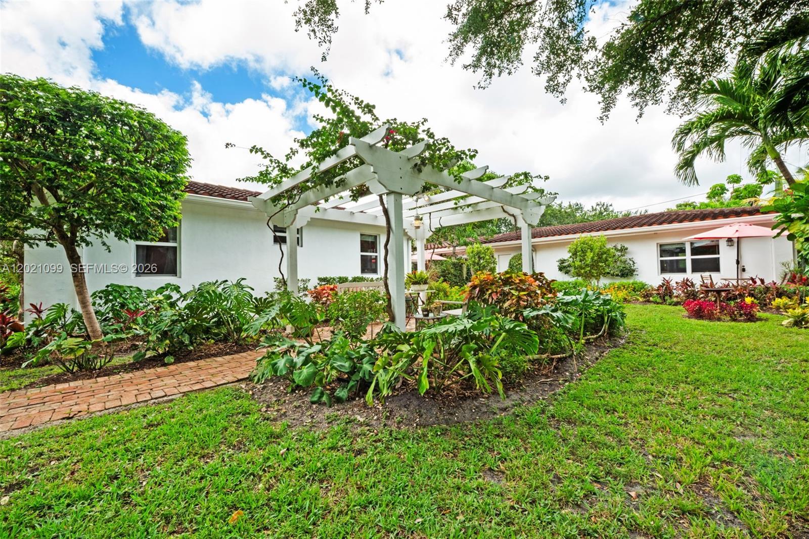 COUNTRY CLUB ESTATES SEC - Residential